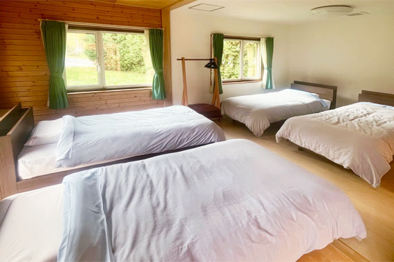 はないたや 仕切りなし12畳洋室（ベット4台）